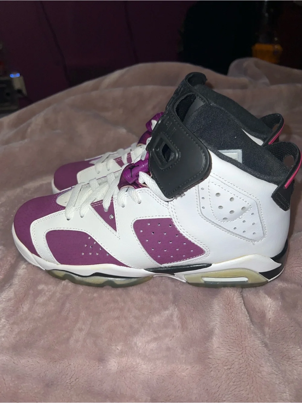Air Jordan Retro 6 GS High Top Sneaker White/Purple/Black 6.5Y 543390-127